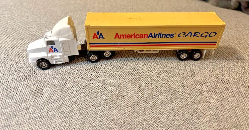 Vintage Maisto Transport Hauler American Airlines Tractor with AA Cargo Trailer